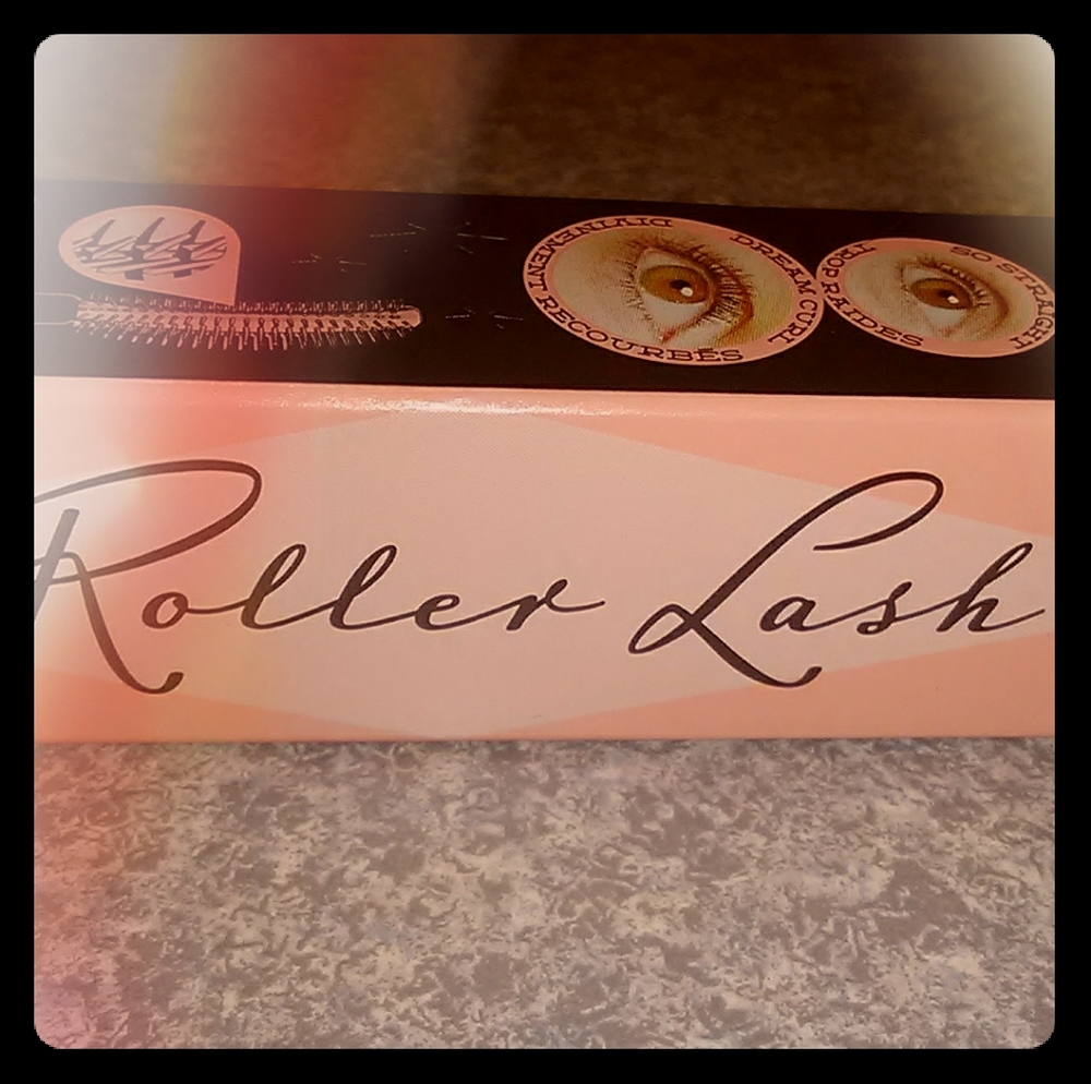 Black trial size "roller lash" by benefit